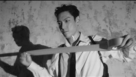 T.O.P露出猙獰表情將蒙面人的眼部用膠帶綑綁。（圖／翻攝自YouTube@Studio54 MV畫面）