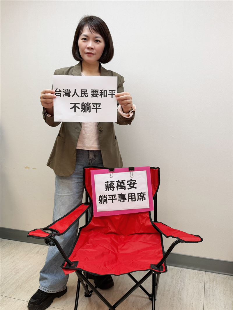 台北市議員簡舒培今日送給市長蔣萬安「躺平椅」。（圖／簡舒培臉書）