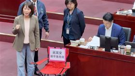 台北市議員簡舒培今日送給市長蔣萬安「躺平椅」。（圖／簡舒培臉書）