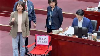 簡舒培送躺平椅　諷蔣萬安「太會躺」