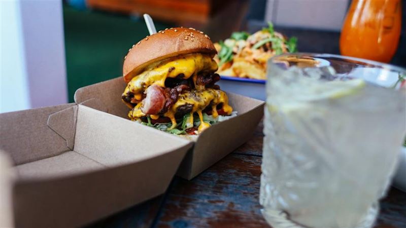 女客吃到飽嗑12個漢堡!老闆報警:我虧本