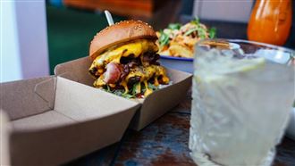 女客吃到飽嗑12個漢堡！老闆報警：我虧本