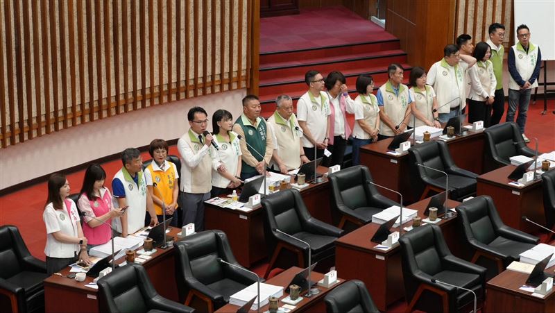 鄭麗文啟程訪中 綠營質疑柯志恩親共