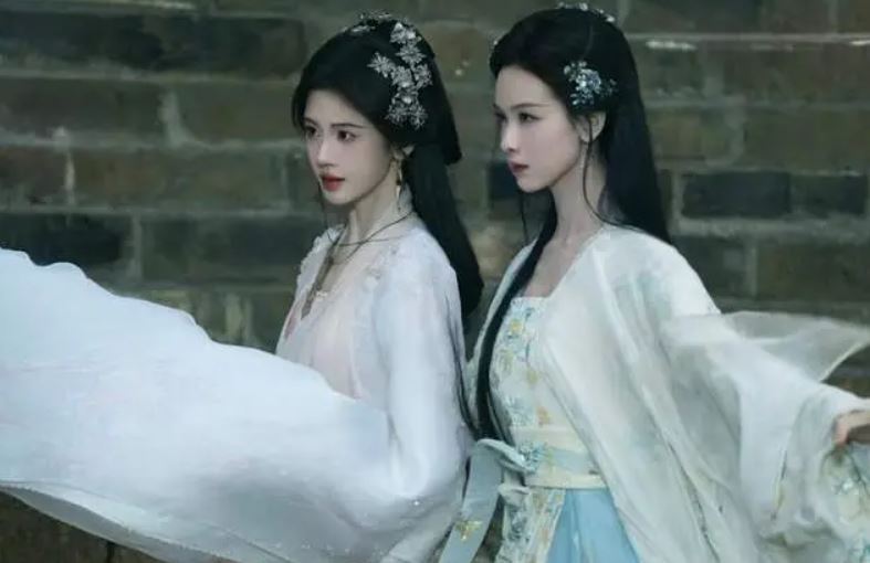 《月鱗綺紀》最大的亮點之一，是罕見的「雙女主角」架構。（圖／翻攝自微博）