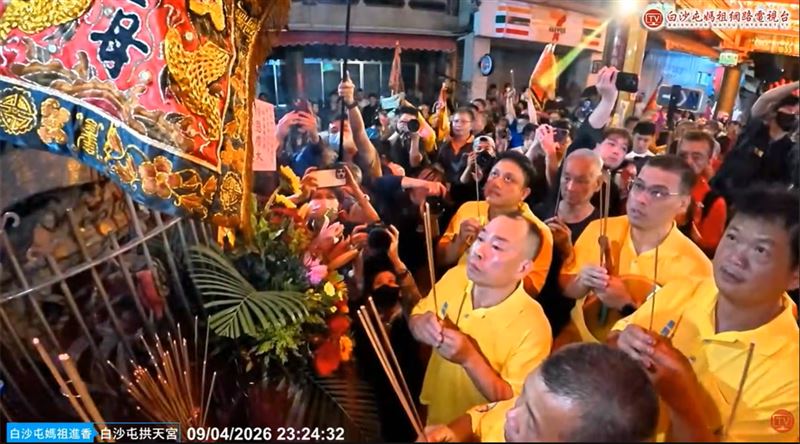 46萬香燈腳創新高!白沙屯媽祖9日子時「放頭旗」揭開進香序幕。(圖/翻攝白沙屯網路電視台YT)