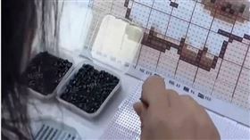 大陸兒童與年輕族群近來愛玩的益智玩具拼豆，竟暗藏風險。（圖／翻攝自微博）