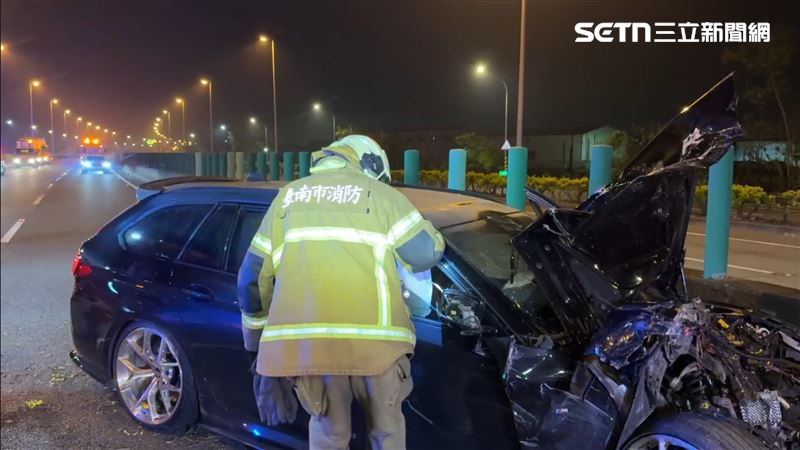 台南市安南區安吉路三段今日清晨近4時發生一起嚴重車禍。（圖／翻攝畫面）