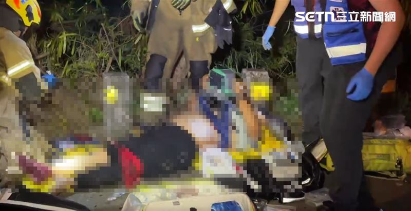 年約50多歲的貨車駕駛被拋出車外，滿身是血且呈現OHCA。（圖／翻攝畫面）