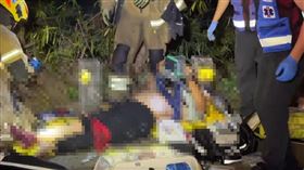 年約50多歲的貨車駕駛被拋出車外，滿身是血且呈現OHCA。（圖／翻攝畫面）