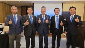 頌勝朱明癸董事長（中）、魏隆誠董事長（右2）、施文昌總經理（左1）、楊偉文總經理（左2）、林順陽財務長（右1）合影。（圖／頌勝）