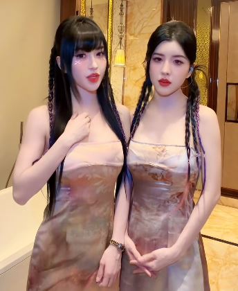 BY2在影片中回顧過往多首歌曲，期間也不忘與鏡頭互動。（圖／翻攝自小紅書）