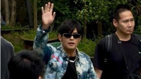 周杰倫現身杭州龍井村拍攝《周遊記》。（翻攝自微博）