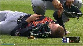 老虎中外野手米道斯（Parker Meadows）和隊友發生相撞意外。（圖／翻攝自MLB官網）