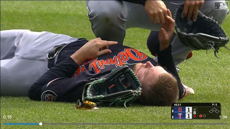 接球相撞!外野手頭重落地 嘴角滲血送醫