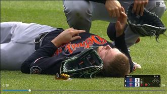 接球相撞！外野手頭重落地　嘴角滲血送醫