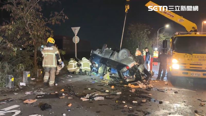 小貨車被撞上後翻覆，車頂幾乎已壓垮。（圖／記者王紹宇攝影）