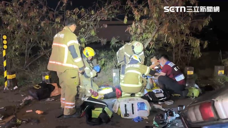 警消趕抵現場為小貨車駕駛CPR，緊急送醫急救仍不治。（圖／記者王紹宇攝影）