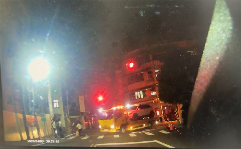 彰化一對父女過斑馬線時，差點被左轉未減速的拖吊車撞上。(圖／翻攝畫面)