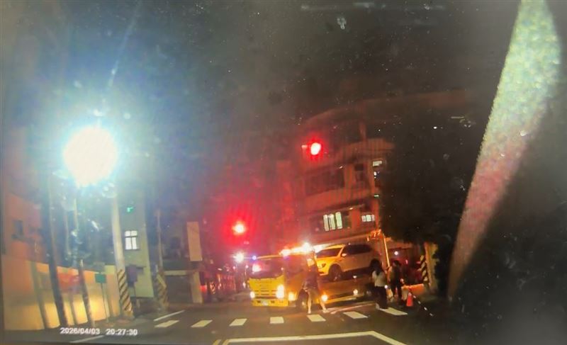 男子對著拖吊車司機大罵，司機不甘示弱下車回嗆，雙方爆發衝突拉扯。(圖／翻攝畫面)