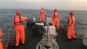 苗栗外海船艇翻覆  2落海者仍失蹤海巡署中部分署10日指出，一艘CT0級海釣船艇「得榮號」9日在苗栗外埔漁港外海翻覆，船上3名本國籍人員落海，1人獲救另2人下落不明，海巡單位獲報出動海空人力搜救，但目前尚未發現失聯2人。（海巡署提供）中央社記者魯鋼駿傳真  111年4月10日