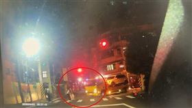 彰化，福興，父女過斑馬線，險被輾，怒提告，拖吊車直衝畫面曝(圖／翻攝畫面)