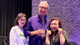 鄭怡（右起）赴美演出，開心分享和偶像秦祥林的合照。（圖／翻攝自鄭怡臉書）