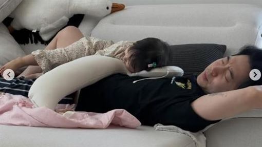 男星已婚當爸　罕公開與2歲愛女互動畫面