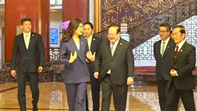 鄭麗文對著國民黨副主席李乾龍比了一下自己的穿著，還發出呵呵呵笑聲（圖／翻攝畫面）