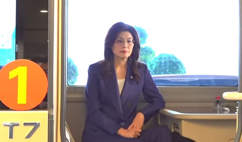 鄭麗文不僅沒有黑頭禮車可坐外，還是跟大家一起坐公務巴士。（圖／翻攝畫面）