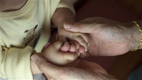 母子，牽手，孤兒（示意圖／PIXABAY）