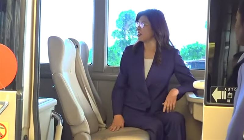 鄭麗文出發前往鄭習會，還樂喊自己是晴天娃娃（圖／翻攝畫面）