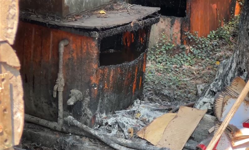 團膳公司的後廚排油煙機都是厚厚的黑油。(圖/民眾提供)