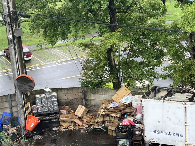 團膳公司的回收物堆放在巷子中。(圖/民眾提供)