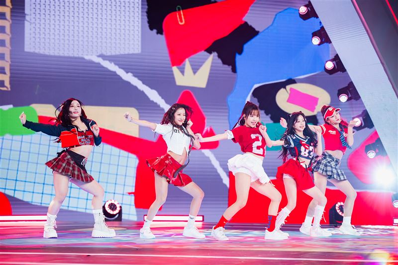 空降選手李多寅(左起)、Tina、Momo、苺苺、妃妃,挑戰原創唱跳單曲「Level Up」。(圖/緯來電視網提供)