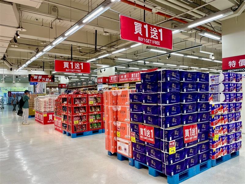 家樂福衛生紙、冷凍水餃買1送1,還有現金券、現折優惠。(圖/家樂福提供)