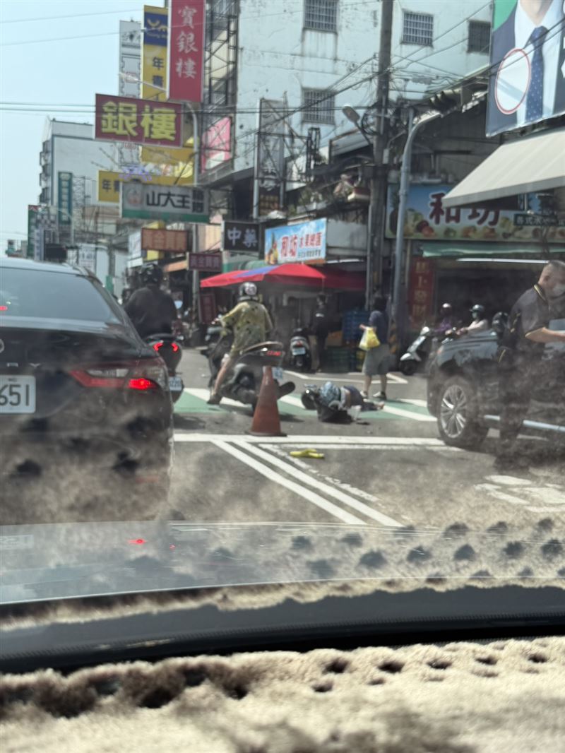 車禍發生時傳出劇烈碰撞聲，路面上可見多部機車零件與民眾物品散落一地。（圖／翻攝記者爆料網）