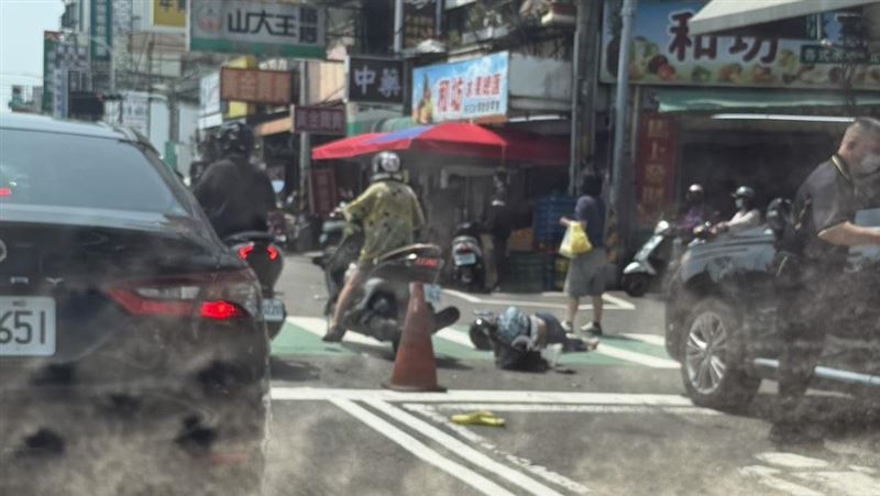 新/台中新仁路市場 轎車爆衝撞飛多人