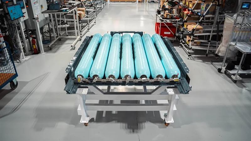 BMW採用7個碳纖維高壓儲氫罐並聯整合，集中於同一結構內，透過中央主閥控制。（圖／翻攝BMW網站）