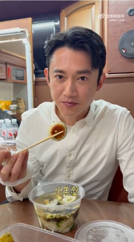 吳慷仁工作室官方微博日前分享了他在上海品嚐美食的Vlog。（圖／翻攝自微博）