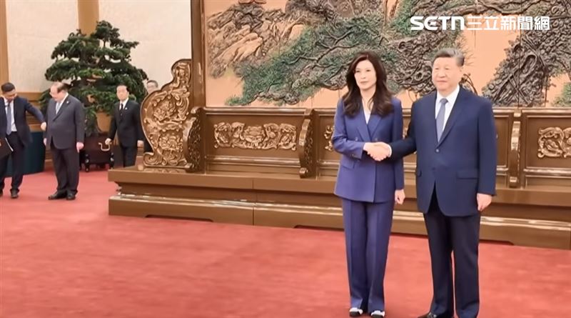 鄭習會北京人民大會堂登場,國民黨主席鄭麗文與中共中央總書記習近平握手(圖/翻攝畫面)