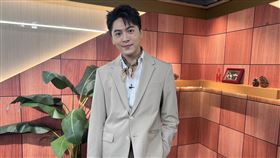 「最帥乩童」黃新皓自幼便有特殊體質，長年穿梭於宮廟服務與演藝工作之間。（圖／年代提供）