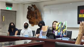 新北市議員劉美芳帶家長召開記者會踢爆惡質幼兒園。（圖／記者莊淇鈞攝影）