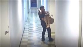 事發當時的監視器畫面在網路上瘋傳。(圖／翻攝自KhaoSod）