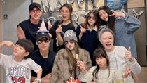 四寶媽白家綺大女兒20歲了！罕見曬全家福