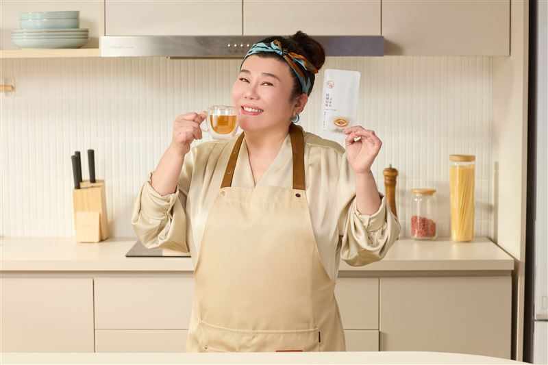 林美秀習慣起床先喝一包滴雞精，補足一整天的精神底氣。（圖／品牌提供）
