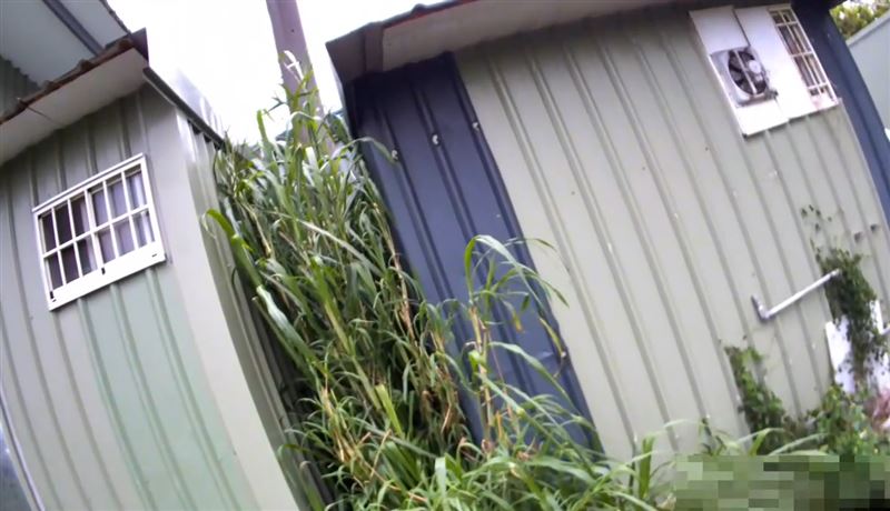 43歲廖姓男子藏身新竹郊區的鐵皮屋內改造槍枝，躲避警方查緝。(圖／翻攝畫面)