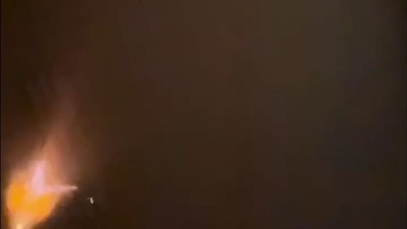 員警情急之下防衛性開槍，流彈卻擊中拍攝的家屬。（圖／翻攝畫面）