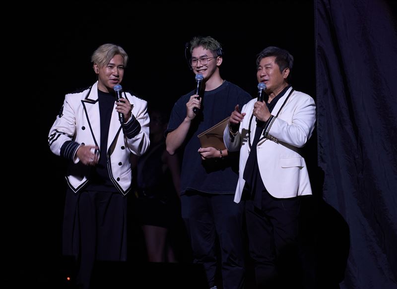 主持人胡瓜(右)與歐漢聲(左)在台上介紹璽皓是台灣之光。(圖/懸浮製作提供)