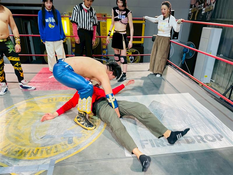 楊皓崴被翻摔在地。（圖／民視提供）