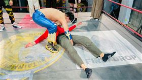 楊皓崴被翻摔在地。（圖／民視提供）